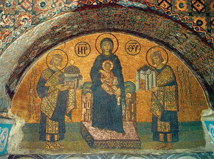 Ο Μ. Κωνσταντίνος προσφέρει στην Παναγία την οχυρωμένη Κωνσταντινούπολη και ο Ιουστιανός την Αγία Σοφία. (ψηφιδωτό από το ναό)