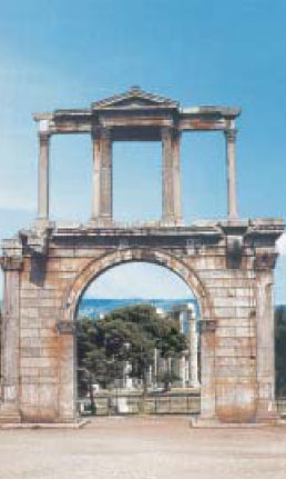 2. Η Πύλη του Αδριανού και στο βάθος ο ναός του Ολυμπίου Διός.
Ο αυτοκράτορας Αδριανός, μαθητής του Έλληνα ιστορικού Πλούταρχου, έκανε μεγάλα έργα στην Αθήνα. Από αυτά σώζονται η Βιβλιοθήκη, το Αδριάνειο υδραγωγείο και η Πύλη του Αδριανού.