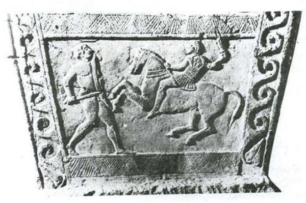 Έφιππος πολεμιστής που μάχεται με ένα Γαλάτη (από επιτύμβια ετρουσκική στήλη του 3ου αι. π.Χ.)