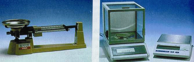ΣΧΗΜΑ 1.3 Εργαστηριακός ζυγός ενός δίσκου με βερνιέρο και σύγχρονοι ηλεκτρονικοί ζυγοί ακριβείας για τη μέτρηση μάζας.
