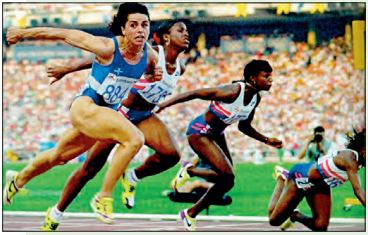Η ολυμπιονίκης Βούλα Πατουλίδου τερματίζει πρώτη στους Ολυμπιακούς της Βαρκελώνης το 1992