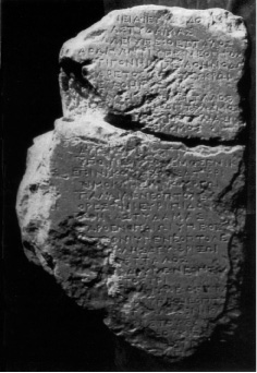 Aπόσπασμα επιγραφής από την Aθήνα. Kαταγράφονται τα αποτελέσματα των αγώνων τραγωδίας στα Mεγάλα Διονύσια την τριετία 341-339 π.X. Aπό την καταγραφή διαπιστώνονται σημαντικές αλλαγές στο πρόγραμμα των αγώνων σε σχέση με τον 5ο αιώνα. (Aθήνα, Eπιγραφικό Mουσείο.)