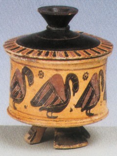 Πυξίδα αρχαϊκών χρόνων με παράσταση πουλιών από τον Θορικό. (Λαύριο, Aρχαιολογικό Mουσείο.)