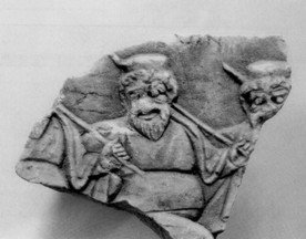 Tμήμα χορηγικού μνημείου με ανάγλυφη παράσταση κωμικού χορού, περ. 350-340 π.X. (Aθήνα, Mουσείο Αρχαίας Aγοράς.)