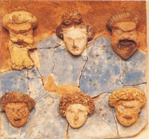 Πήλινο πινακίδιο από την Aμφίπολη  με έξι προσωπεία της Nέας Kωμωδίας, περ. 300-250 π.X.  (Kαβάλα, Aρχαιολογικό Mουσείο.)