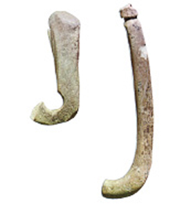 3. Πέλεκυς (τσεκούρι µε ξύλινη λαβή), κοκάλινα αγκίστρια, αιχµή από πέτρινο βέλος.