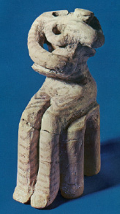 7. Ειδώλιο γυναίκας µε µωρό στην αγκαλιά.