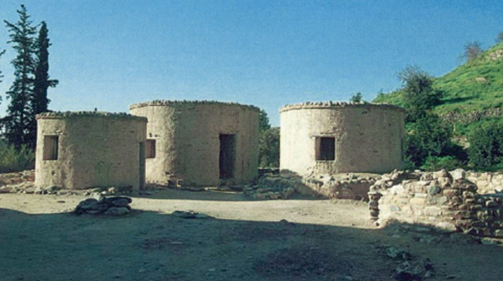 6. Σπίτια από τον οικισµό της Χοιροκοιτίας στην Κύπρο.