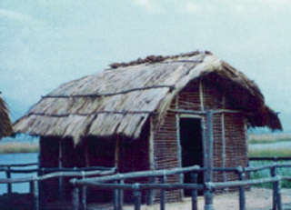 7. Αναπαράσταση σπιτιού από το νεολιθικό οικισµό του ∆ισπηλιού στη λίµνη της Καστοριάς.