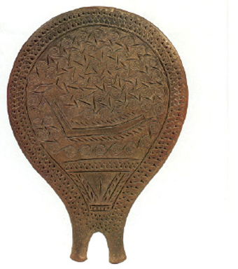 1. Πήλινο τηγανόσχηµο αγγείο, που πάνω του έχουν χαράξει ένα καράβι που πλέει στη θάλασσα.