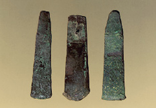 1. Εργαλεία των Κυκλαδιτών: λεπίδες από οψιανό (πάνω) και σµίλες από µέταλλο (κάτω).