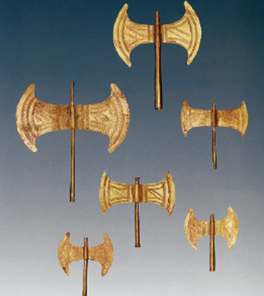 1. Χρυσοί διπλοί πελέκεις.