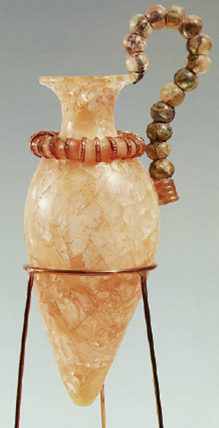 3. Αγγείο (ρυτό) από κρύσταλλο.