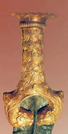 2. Λαβές από ξίφη στολισµένες µε χρυσό.