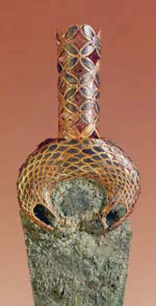 2. Λαβές από ξίφη στολισµένες µε χρυσό.