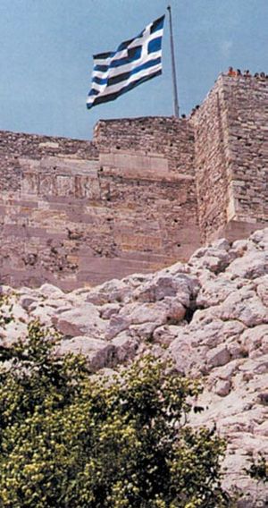 Η ελληνική σηµαία στον ιερό βράχο της Ακρόπολης