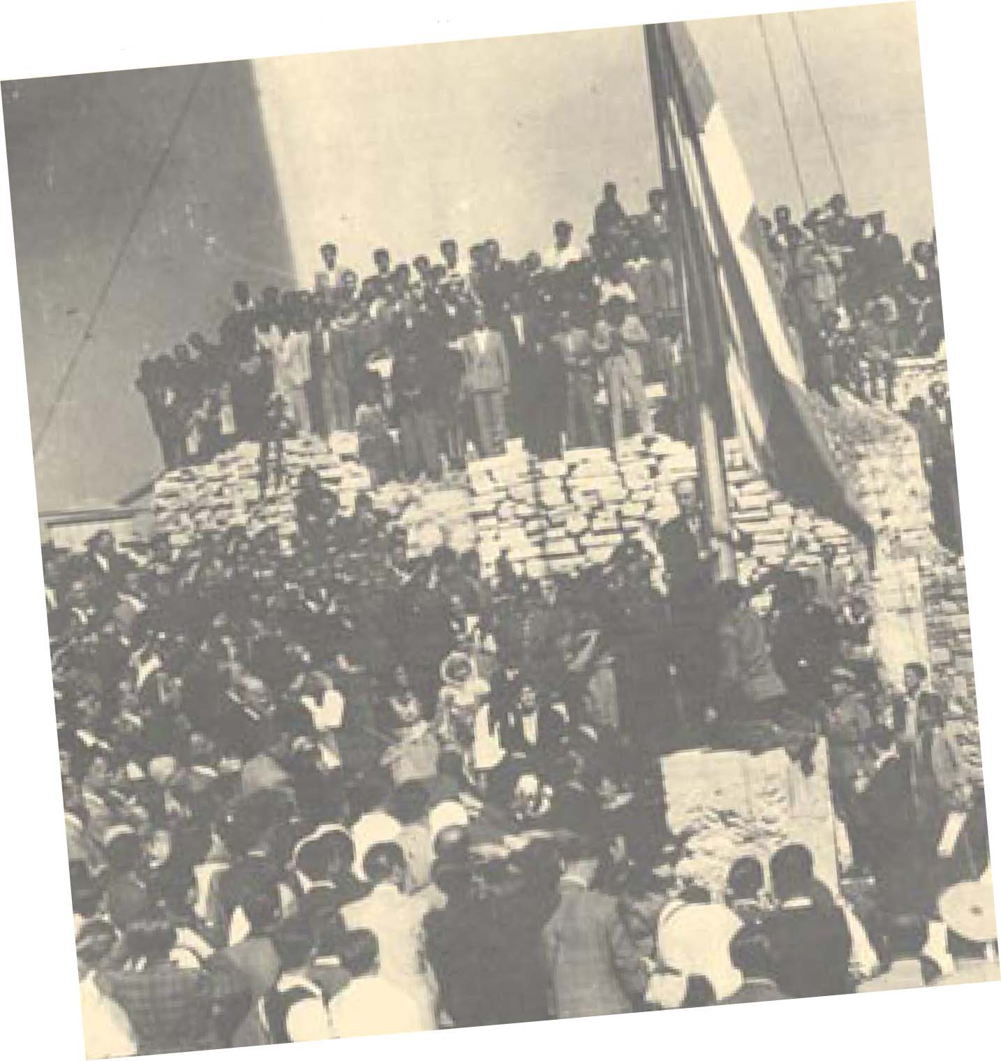 Αθήνα, Οκτώβριος 1944. H ελληνική σηµαία υψώνεται στον ιερό βράχο της Ακρόπολης. Η Ελλάδα είναι πάλι ελεύθερη.