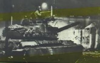 >Σάββατο, 17 Νοεµβρίου 1973. Το τανκ της χούντας εισβάλλει στο Πολυτεχνείο.