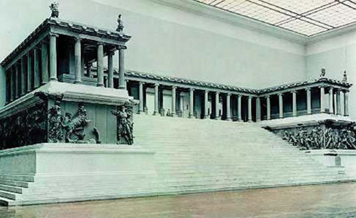 1. O βωμός του Δία στην Πέργαμο, ένα από τα εφτά θαύματα του κόσμου (αναπαράσταση του βωμού στο Μουσείο της Περγάμου στο Βερολίνο).
