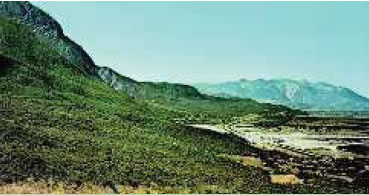 2. Η περιοχή των Θερμοπυλών σήμερα. Την εποχή της μάχης η θάλασσα έφτανε σχεδόν στους πρόποδες του βουνού.