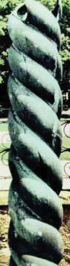 2. Μετά τη νίκη στις Πλαταιές οι Έλληνες αφιέρωσαν ένα χρυσό τρίποδα ο οποίος στηριζόταν πάνω στη στήλη της εικόνας. Επάνω της ήταν χαραγμένα τα ονόματα 31 πόλεων που είχαν λάβει μέρος στους Περσικούς πολέμους (Ιππόδρομος Κωνσταντινούπολης).