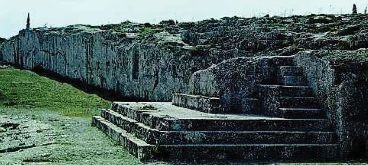 1. O λόφος της Πνύκας ήταν ο χώρος όπου συνεδρίαζε η Εκκλησία του δήμου. Στην εικόνα φαίνεται το σημείο όπου στέκονταν όσοι μιλούσαν.