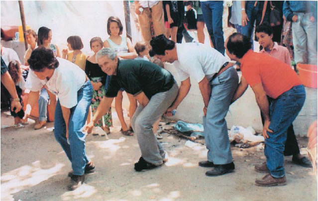 Από το βιβλίο του Λ. Δρανδάκη, ο αυτοσχεδιασμός στον Ελληνικό Δημοτικό χορό. Α΄ έκδοση 1993.