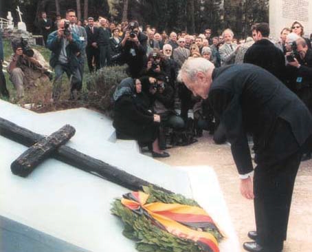 Ο πρόεδρος της Ομοσπονδιακής Δημοκρατίας της Γερμανίας κ. Γιόχανς Ράου ζητά επίσημα συγγνώμη, για την καταστροφή της πόλης των Καλαβρύτων από τους Γερμανούς στις 13 Δεκεμβρίου 1943 (Kαλάβρυτα, Tρίτη 4 Aπρίλιου 2000).