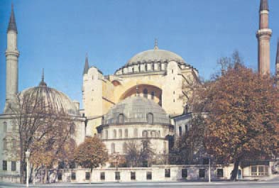 Η Αγία Σοφία. Οι μιναρέδες στα άκρα της προστέθηκαν από τους Τούρκους, όταν ο ναός μετατράπηκε σε τζαμί. Διακρίνεται ο τρούλος με τα 40 παράθυρα.