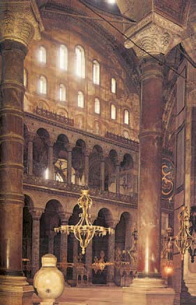 Πελώριοι μονολιθικοί κίονες (πεσσοί) μεταφέρθηκαν από την Εύβοια, την Αθήνα και από αρχαίους ναούς της Συρίας, της Αιγύπτου, της Εφέσου και των Δελφών, για το κτίσιμο της Αγ. Σοφίας.