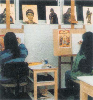 Η τέχνη της αγιογραφίας ελκύει πολλούς νέους ανθρώπους.