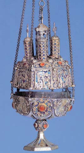 Θυμιατό σε σχήμα ναού, στολισμένο με σμάλτο και πετράδια (Ι. Μ. Αγ. Αικατερίνης Σινά, 17ος αι.).