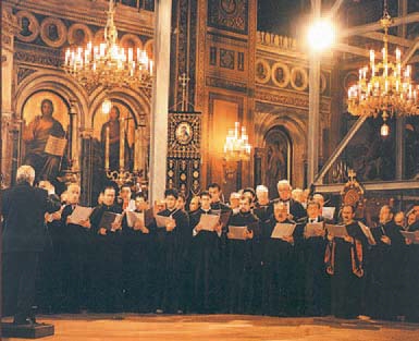 Στη διάρκεια κάθε ακολουθίας, ο «χορός» των ψαλτών αποδίδει τους ύμνους και τους ψαλμούς, δημιουργώντας κατανυκτική ατμόσφαιρα.