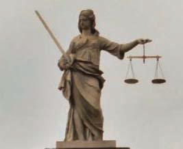 Σπαθί και ζυγαριά: Η Δικαιοσύνη ζυγίζει την αλήθεια και αγωνίζεται για να λάμψει. 