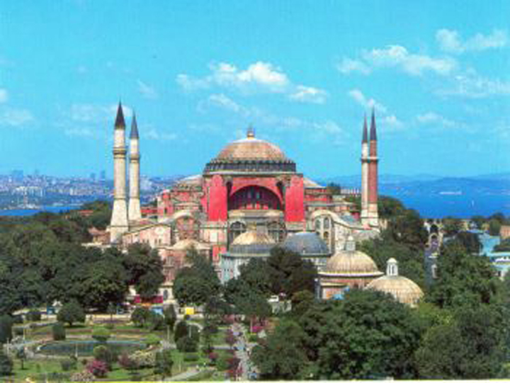 Ο Μ. Κωνσταντίνος προσφέρει στην Παναγία την οχυρωμένη Κωνσταντινούπολη και ο Ιουστιανός την Αγία Σοφία. (ψηφιδωτό από το ναό)