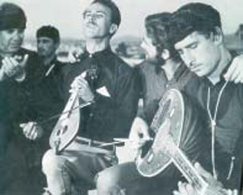 3.α. Ο κρητικός λυράρης Νίκος Ξυλούρης τραγούδησε με επιτυχία ακριτικά τραγούδια της πατρίδας του.