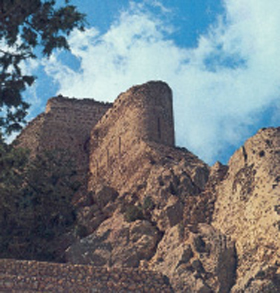 1. Το κάστρο της Καντάρας στον Πενταδάχτυλο. Οι συχνές αραβικές επιδρομές ανάγκαζαν τους κατοίκους της Κύπρου να καταφεύγουν σε οχυρωμένα μέρη του νησιού για να σωθούν.