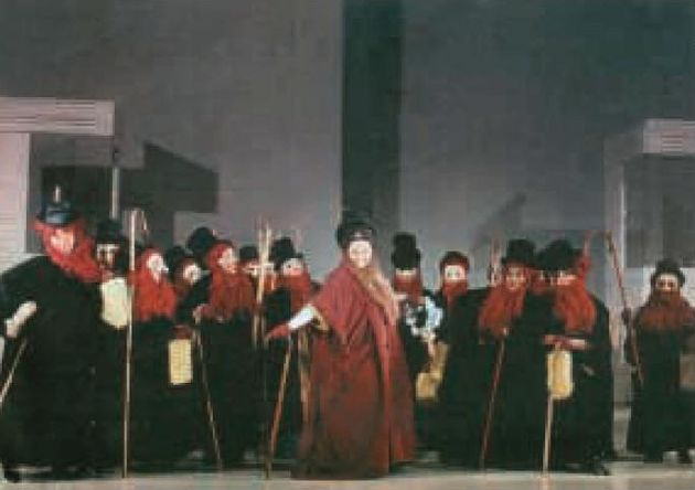  H Άννα Συνοδινού ως Πραξαγόρα στις Eκκλησιάζουσες που παρουσίασε το 1993 το Eθνικό Θέατρο.