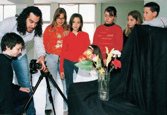 1. Ο φωτογράφος δείχνει τη λειτουργία της φωτογραφικής μηχανής και τη λήψη φωτογραφιών.