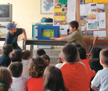 2. Κατασκευή χειροκίνητης τηλεόρασης (με ζωγραφιέςσε ταινία) με θέμα: Οι διατροφικές συνήθειες,μέσα από την ιστορία του ανθρώπου.