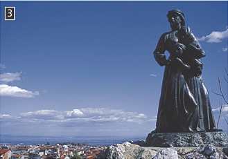 Φωτογραφία του αγάλματος προς τιμήν των γυναικόπαιδων της Νάουσας που έχασαν τη ζωή τους το 1822