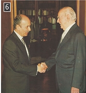 Ο Κωνσταντίνος Καραμανλής παραδίδει την Προεδρεία στον Κωστή Στεφανόπουλο