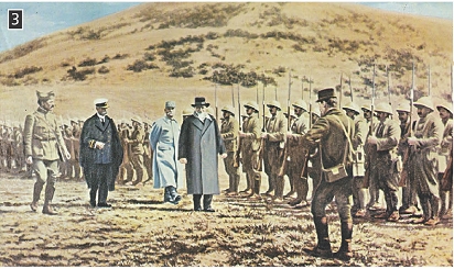 Ο Ελευθέριος Βενιζέλος και ο ναύαρχος Παύλος Κουντουριώτης επιθεωρούν ελληνικές στρατιωτικές μονάδες το καλοκαίρι του 1918, Αθήνα, Εθνικό Ιστορικό Μουσείο