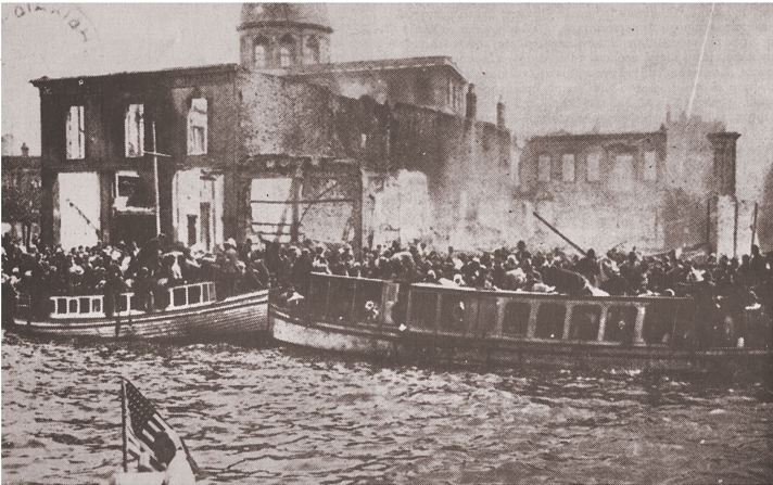 Η Σμύρνη καίγεται, οι χριστιανοί κάτοικοι της προσπαθούν απεγνωσμένα να σωθούν, ενώ οι ναύτες των συμμαχικών δυνάμεων παρακολουθούν αμέτοχοι