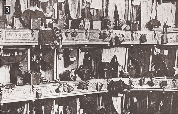 Τους πρώτους μήνες οι πρόσφυγες εγκαταστάθηκαν ακόμη και σε θέατρα