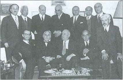 Ομαδική φωτογραφία λογοτεχνών της γενιάς του '30. Διακρίνονται όρθιοι από αριστερά οι: θ. Πετσάλης, Η. Βενέζης, Ο. Ελύτης, Γ. Σεφέρης, Α. Καραντώνης, Στ. Ξεφλουδας και Γ. Θεοτοκάς· καθιστοί οι: Αγγ. Τερζάκης, Κ.Θ. Δημαράς, Γ. Κατσίμπαλης, Κ. Πολίτης και Ανδρ. Εμπειρίκος.