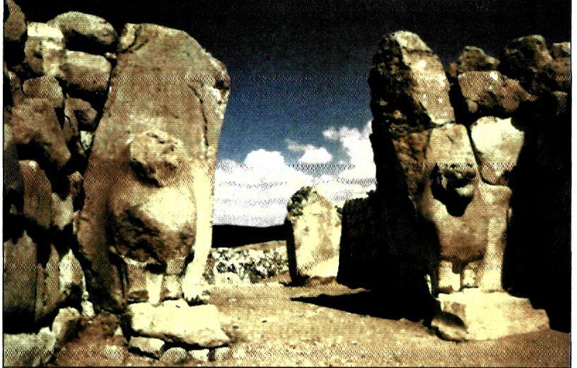 Βασιλική Πύλη, Χατούσα περιπού 1400 μ.Χ.