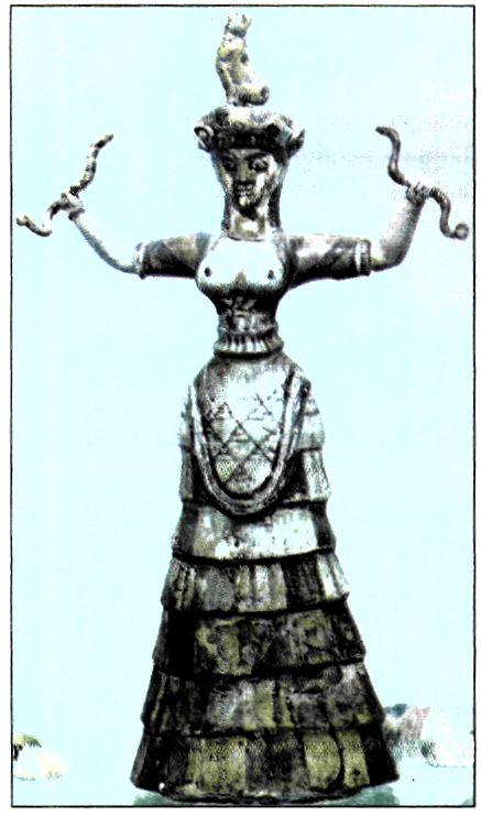 Ειδώλιο γυναικείας θεότητας, της θεάς των όφεων. Είναι κατασκευασμένο από φαγεντιανή και παρουσιάζει μια γυναίκα που κρατά στα δύο χέρια φίδια, ενώ στο κεφάλι της κάθεται ένα αιλουροειδές. Το ένδυμα που φοράει είναι περίτεχνο και τολμηρό. (Ηράκλειο Κρήτης, Αρχαιολογικό Μουσείο)