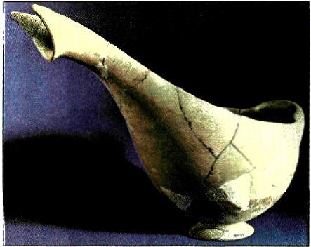 Βαθύ πήλινο σκεύος με προχοή, «σαλτσιέρα», τον ελλαδικού πολιτισμού, της πρώιμης εποχής του χαλκού από την περιοχή της Ραφήνας. (Αθήνα, Εθνικό Αρχαιολ. Μουσείο)