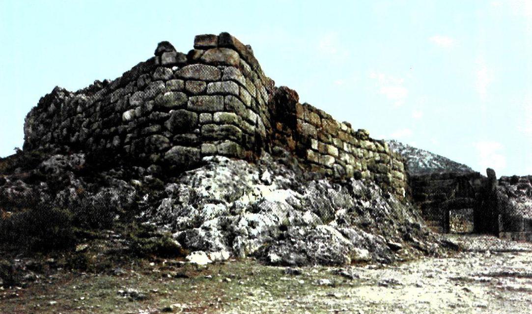 Η ακρόπολη των Μυκηνών με την πύλη «των λεόντων». Η κατασκευή του τείχους της ακρόπολης έχει γίνει με μεγάλους πελεκημένους ογκόλιθους που προκαλούν την εντύπωση και δικαιολογούν το θρύλο της οικοδόμησής τους από τους Κύκλωπες.